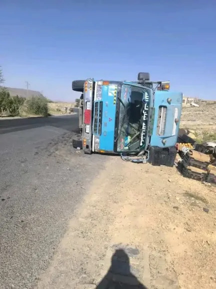 انقلاب شاحنة محمّلة بالخضروات على طريق صعدة – المكلا .. والسائق ينجو بأعجوبة